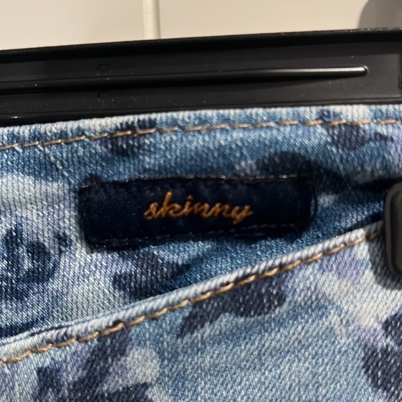 SEVEN size 8 x 29. jeans light wash, floral patterns, skinny Low rise. - Picture 3 of 9
